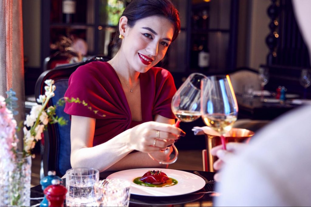 Cặp đôi kỷ niệm ngày cưới tại nhà hàng GU