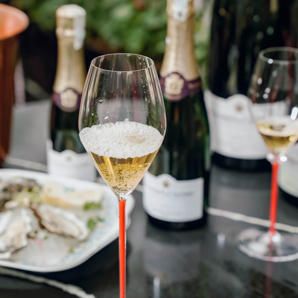 Champagne và hàu, kết hợp kinh điển trong nhà hàng cao cấp
